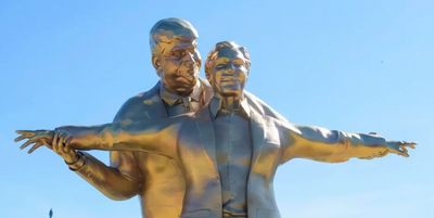 12-Foot Trump–Epstein 'Titanic' Statue Appears on National Mall — Tourists Stunned