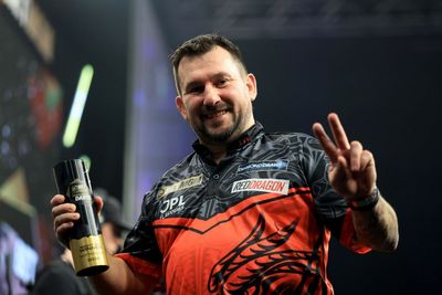 Jonny Clayton overcomes gout to win Premier League night six in Nottingham