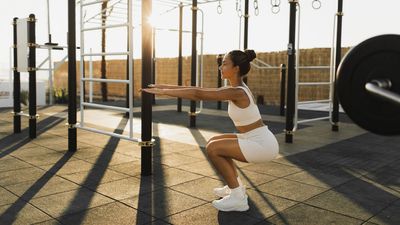 I'm a personal trainer: Why you should sit in a Spanish squat for 45 seconds to build strength without knee pain (it feels better than any stretch)