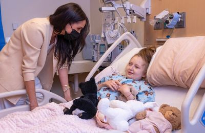 Meghan, Duchess of Sussex surprises children with hospital visit