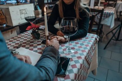 The $50k Dating Trap: 3 “First Date” Red Flags That Scream Financial Disaster
