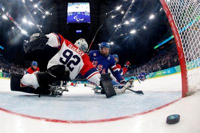 Farmer hat-trick fires USA to fifth straight Paralympic sled hockey final