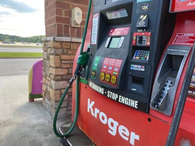 3 Grocery Chains That Give Seniors a “Gas Bonus” for Every $50 Spent
