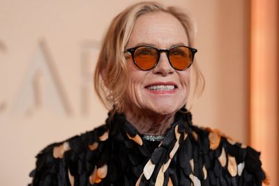 Amy Madigan wins Oscar for best supporting actress in ‘Weapons,’ 40 years after last nomination