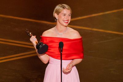 Jessie Buckley pays tribute to the ‘beautiful chaos of mothers’ in Oscars speech