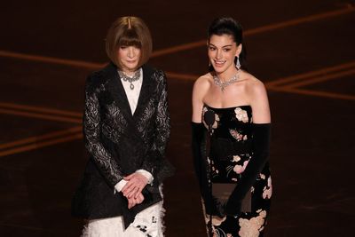 Anna Wintour hilariously 'snubs' Anne Hathaway in Devil Wears Prada Oscars moment
