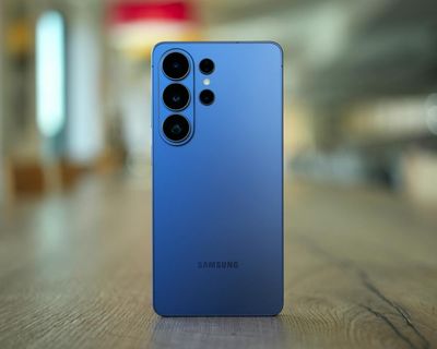 Samsung Galaxy S26 Ultra review: its huge screen blocks shoulder surfers from spying on you