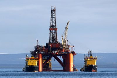 ‘Sheer fantasy’ to claim draining North Sea oil would would cut bills – experts
