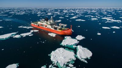 Navigational sounders off during icebreaker's grounding