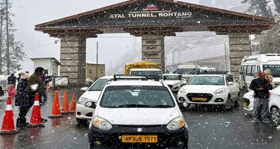 Chaos at Atal Tunnel: 1,000+ Vehicles Trapped, Tourists Freeze in Cars as Snow Blocks Manali Highway