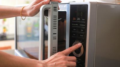 This ‘zero effort’ vinegar hack is a total game-changer for cleaning your microwave