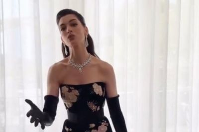 Anne Hathaway reacts to comments about her taut face in Oscars backstage video