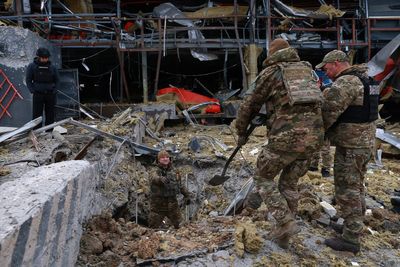 Zelenskyy will discuss Russia-Ukraine war with British leader and NATO chief in London