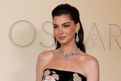 Anne Hathaway pokes fun at speculation over youthful appearance at Oscars