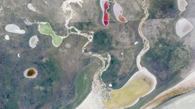 Rainbow-colored phantom lakes emerge around Namibia's 'Great White Place' — Earth from space