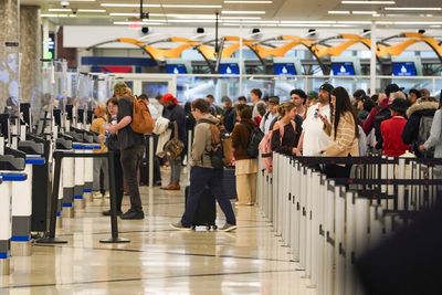 Government shutdown could lead to airports being closed, TSA official warns