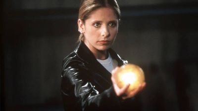 Buffy the Vampire Slayer star Sarah Michelle Gellar says a Hulu exec who is "not a fan of the original" is to blame for the spin-off being axed
