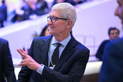 The best way for CEOs to keep bonuses in a downturn: Lower expectations