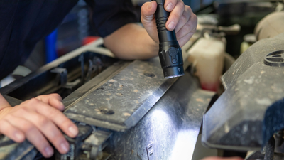 Mechanic opens car’s air intake box, only to find a problem that convinces everyone ‘COVID 26 is coming’