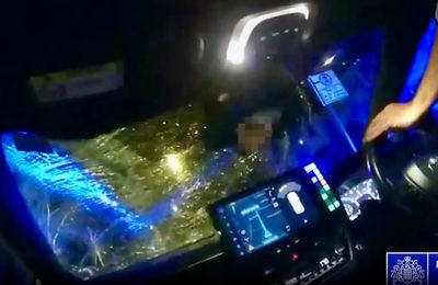 Moment two-tonne Land Rover reverses onto Met police car as officers ‘cheat death’