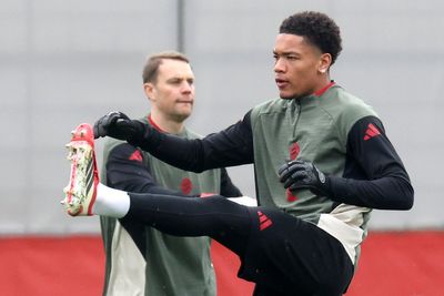 Who is the 16-year-old goalkeeper pushing to make his Champions League debut for Bayern Munich?