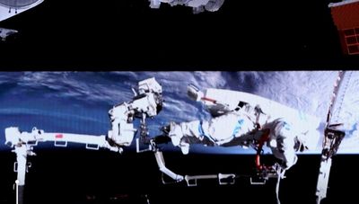Chinese astronaut conducts record-tying 6th spacewalk outside Tiangong space station (video)