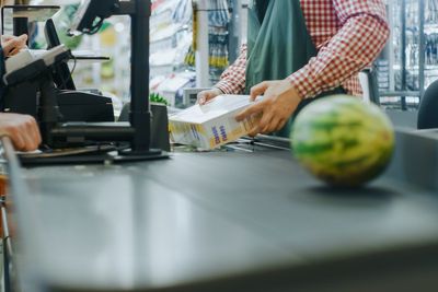 Highest paying supermarket revealed as Tesco gives hourly rise to thousands of staff