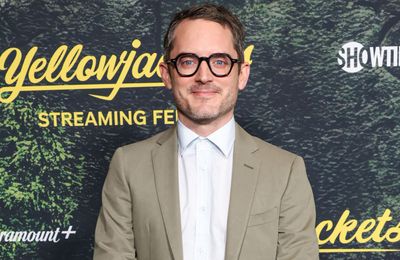 Elijah Wood finally reading Lord of the rings
