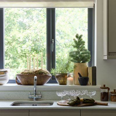 This over-sink chopping board is my small kitchen secret – it's a game-changer for increasing worktop space
