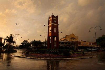 When does daylight saving end in Australia, do clocks go back or forward in April, and how can you adjust your body clock?