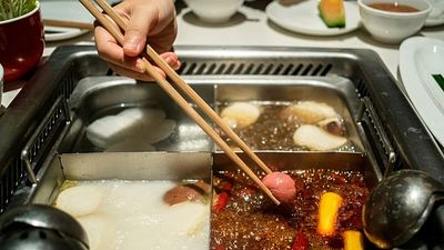 Dancing robot performance goes awry, sending plates and chopsticks flying in hot pot restaurant