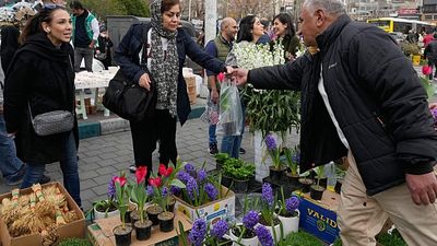 Nowruz in Tehran: Crowded markets dispte ongoing airstrikes