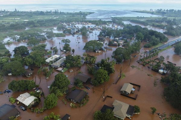 Thousands ordered to evacuate as Hawaii hit by severe flash floods