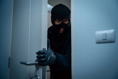 9 Ways Burglars Can Tell You’re Not Home (Even If You Think You’re Safe)