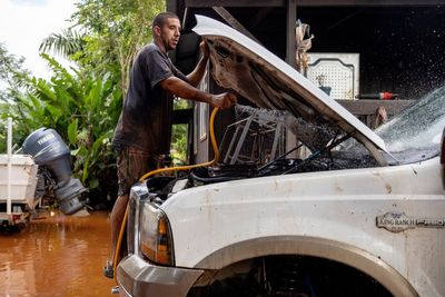 Historic Hawaii floods leave 2,000 people without power