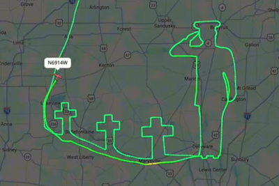 Pilot pays tribute to US troops killed in aircraft crash with flight path artwork