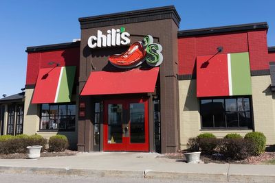 Chili’s takes shot at Ruth’s Chris Steak House over dress code and sparks internet debate