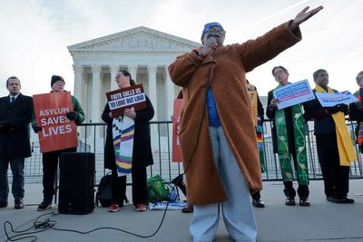 Can Trump turn away asylum seekers? Supreme Court appears ready to restart border blockage