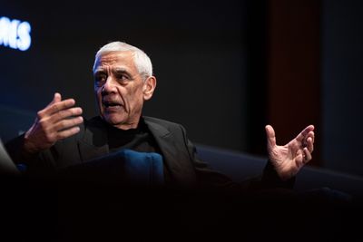 Billionaire OpenAI investor Vinod Khosla thinks 80% of jobs could vanish by 2030, and that ‘fear of AI’ puts American politics in a chokehold