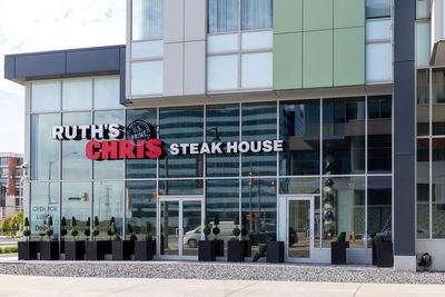 Ruth’s Chris roasted by competitor over viral dress code requirements