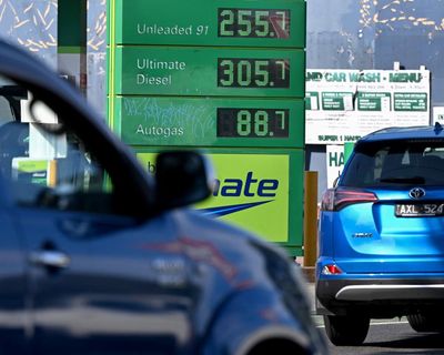 ‘Crazy not to’: soaring fuel prices send more Australians into U-turn towards electric cars