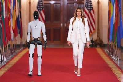 Moment robot thanks Melania Trump at White House summit