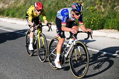 Remco Evenepoel crashes at the end of a spectacular final breakaway with Jonas Vingegaard in Volta a Catalunya