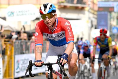 Late roster move puts Ronde van Brugge defending champion Lorena Wiebes back in lineup for 'tough race' with forecast of rain and wind