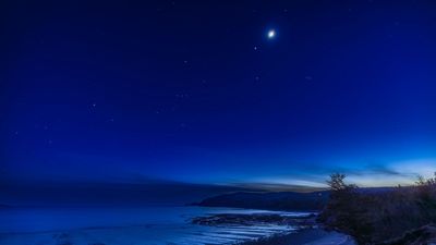 Jupiter and the moon take a sunset stroll tonight. Here's how to see it