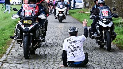 New season, same vulnerability: protester causes chaos at Ronde van Brugge
