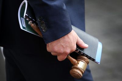 Auction clearance rate slumps to 57% nationwide as interest rate hikes prompt Australians to sell