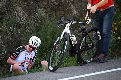 Jay Vine's return from injury cut short with crash and abandon on stage 3 of Volta a Catalunya