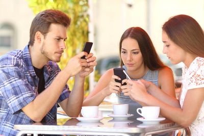 5 reasons why social media and doomscrolling are so addictive – and how to combat this