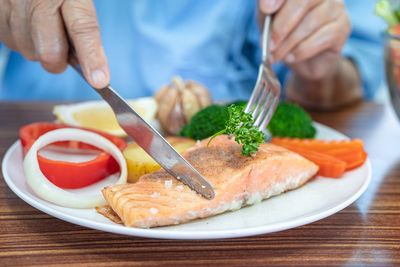 Health experts claim this simple eating habit may have a surprising effect